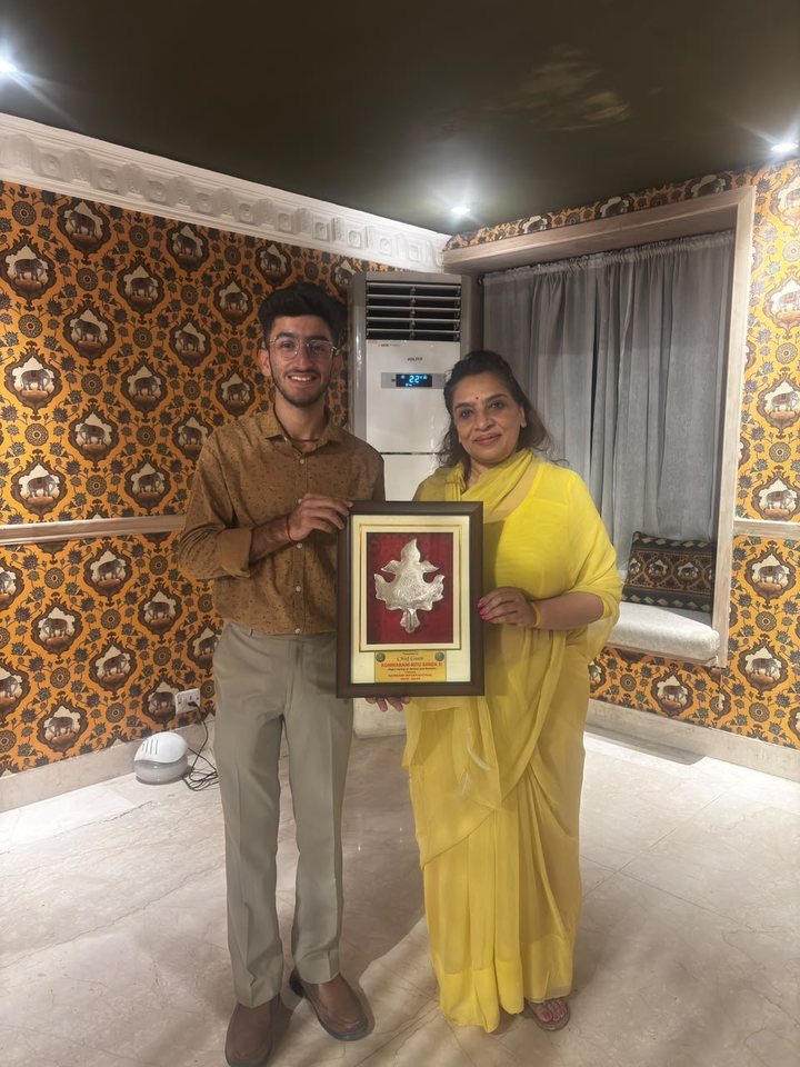 Dr. Kunwarani Ritu Singh with a Sangam MUN delegate, holding the token of gratitude